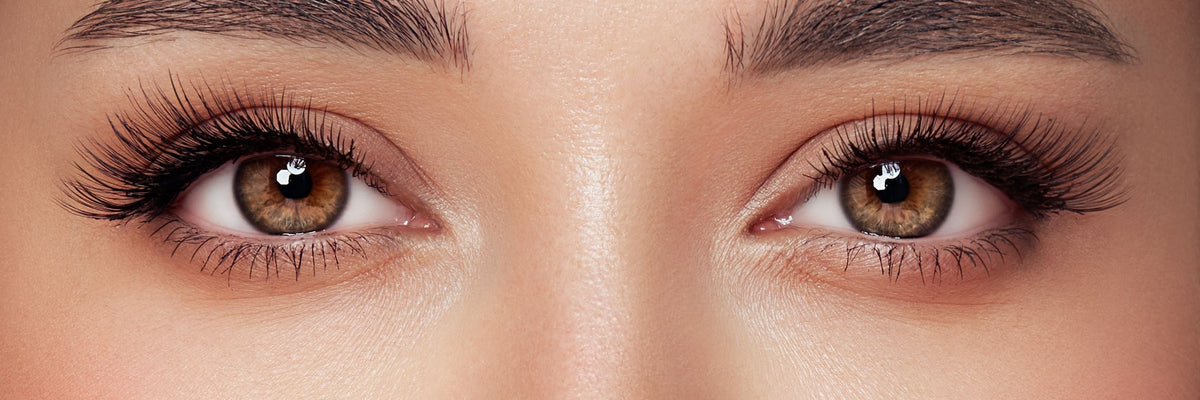 Femme qui se double nettoie le visage