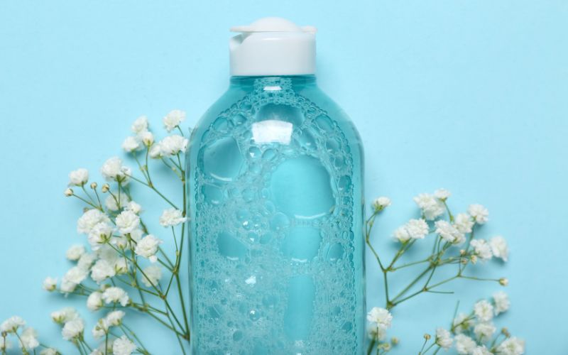 Femme qui se démaquille