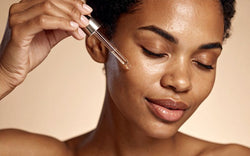 Femme qui s'applique du sérum